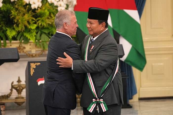 Jordan's king and Indonesia's leader hold talks on economic ties and Gaza